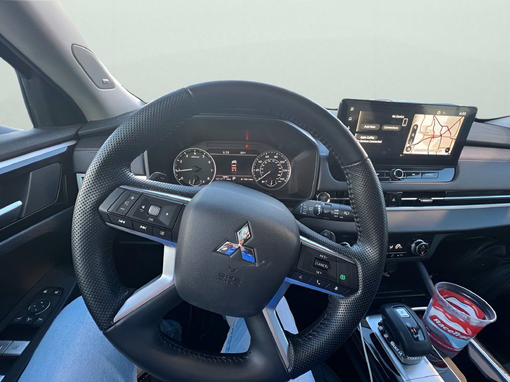 Used 2025 Mitsubishi Outlander SE FWD image 8