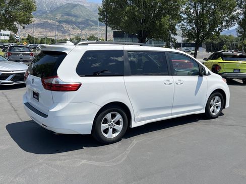 Used 2018 Toyota Sienna LE w/ Carpet Mat Package FWD image 7
