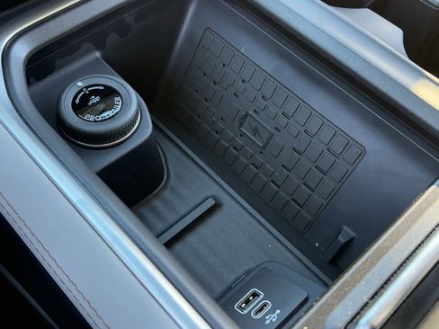 New 2025 Ford Expedition Active image 48