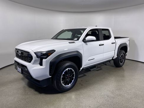 Certified 2025 Toyota Tacoma TRD Off-Road AWD/4WD image 7