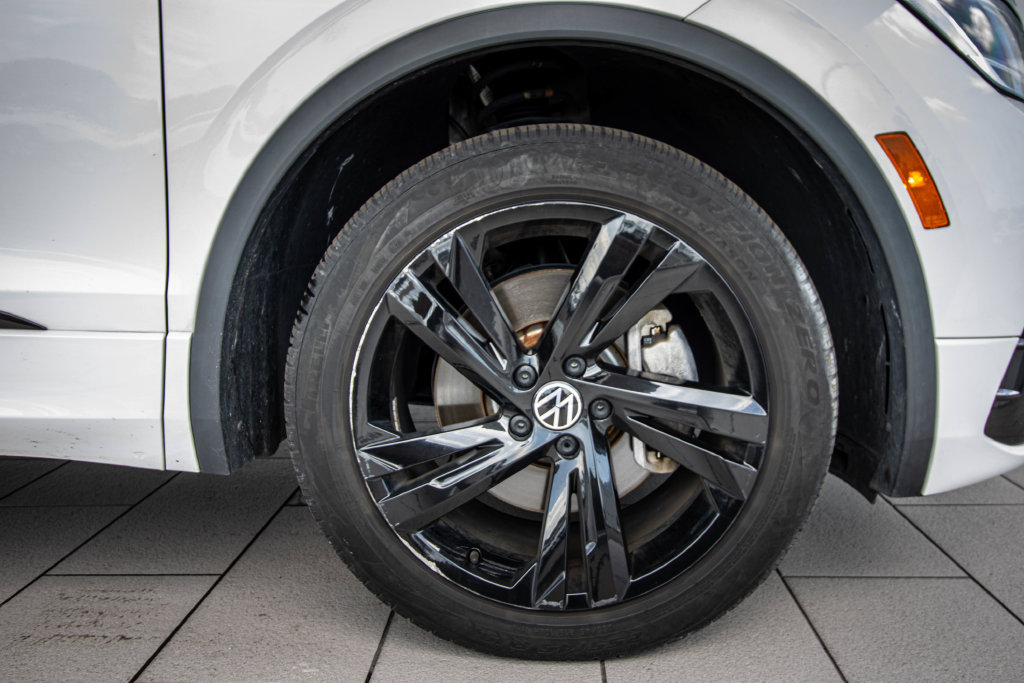 Certified 2023 Volkswagen Tiguan SE R-Line FWD image 5