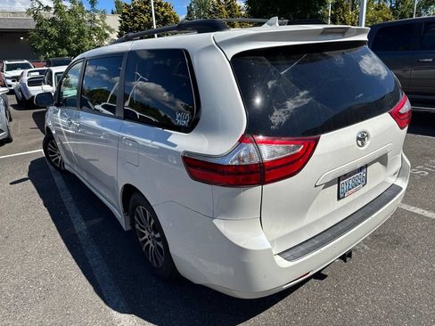 Used 2019 Toyota Sienna XLE w/ XLE Navigation Package FWD image 4