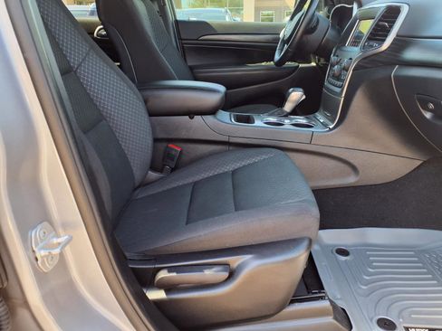 Used 2021 Jeep Grand Cherokee Laredo RWD image 11