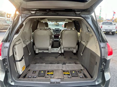 Used 2013 Toyota Sienna XLE image 7