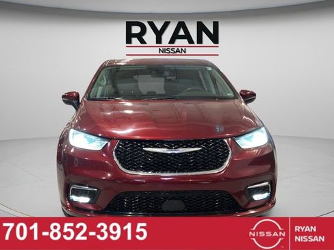 Used 2023 Chrysler Pacifica Touring-L FWD image 4