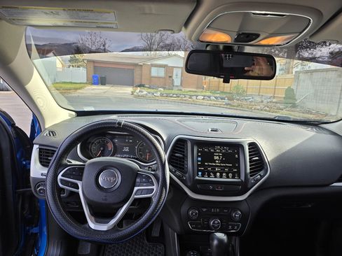 Used 2018 Jeep Cherokee Trailhawk image 12