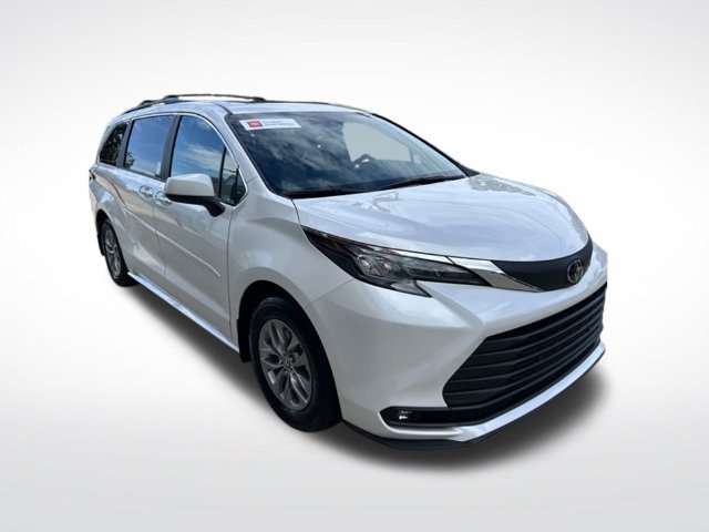 Used 2026 Toyota Sienna XLE FWD image 5