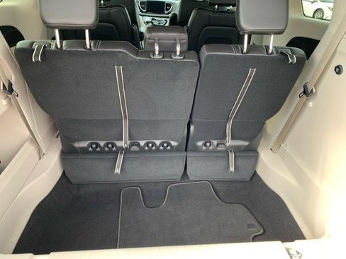 Used 2024 Chrysler Pacifica Touring-L image 25