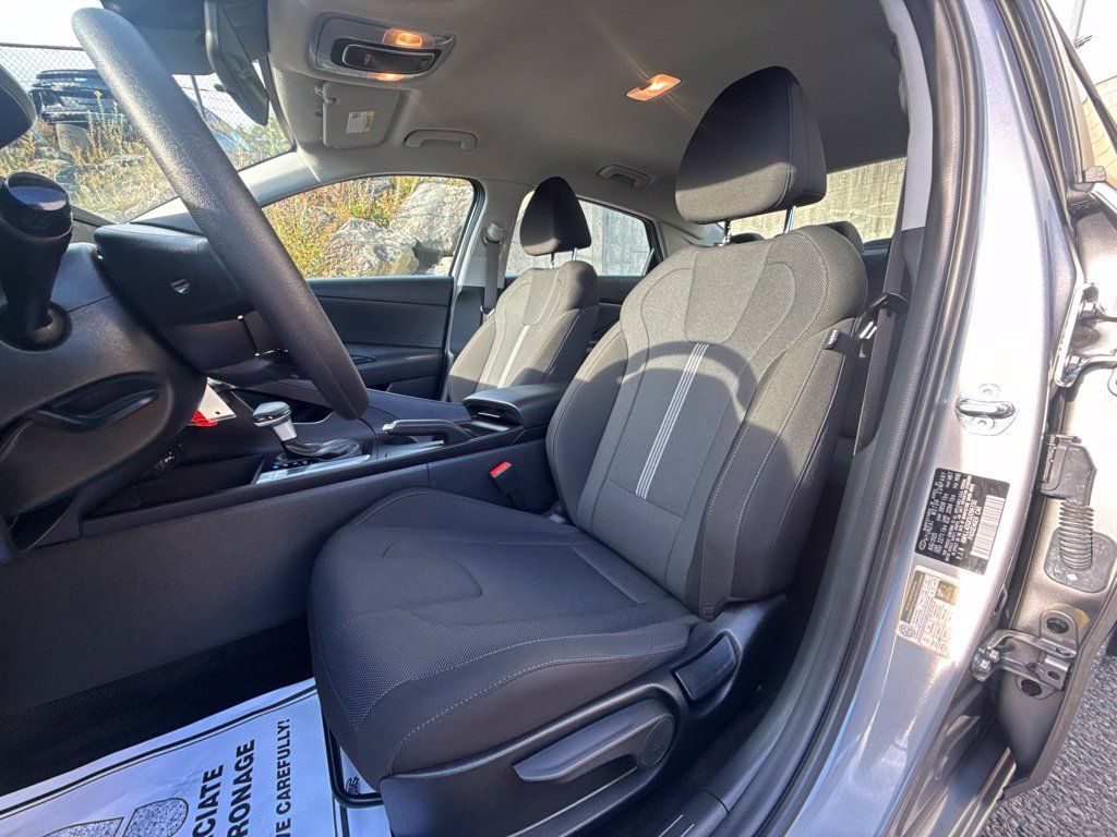 Certified 2025 Hyundai Elantra SE FWD image 15