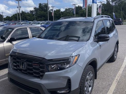 Used 2025 Honda Passport TrailSport image 4