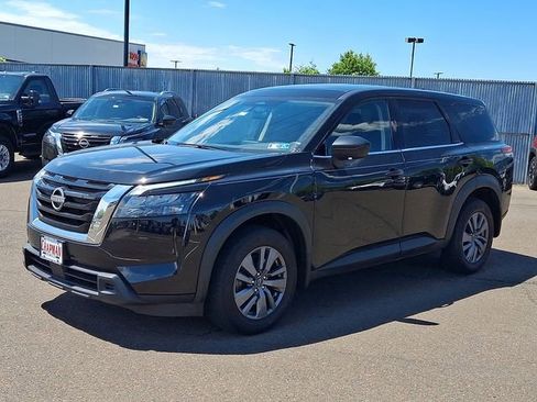 Used 2024 Nissan Pathfinder S AWD/4WD image 2