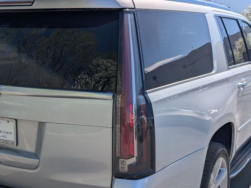 Used 2019 Cadillac Escalade ESV Luxury image 10