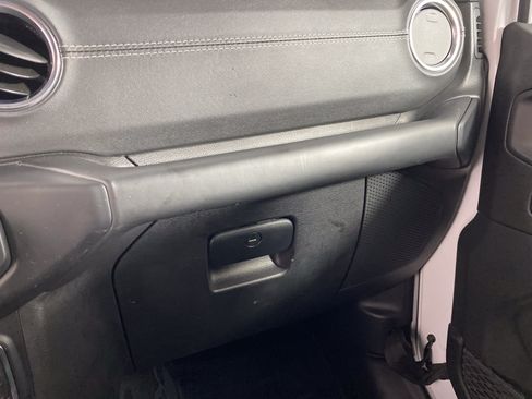 Used 2019 Jeep Wrangler Unlimited Sahara w/ Quick Order Package 24M Moab AWD/4WD image 31
