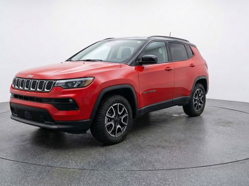 Used 2025 Jeep Compass Trailhawk image 3