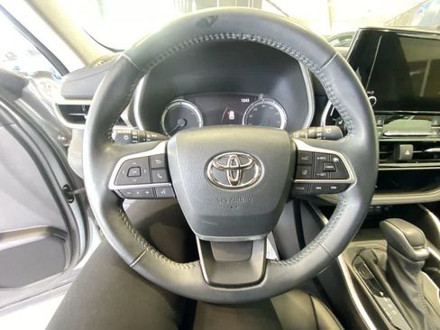 Used 2023 Toyota Highlander XLE AWD/4WD image 17