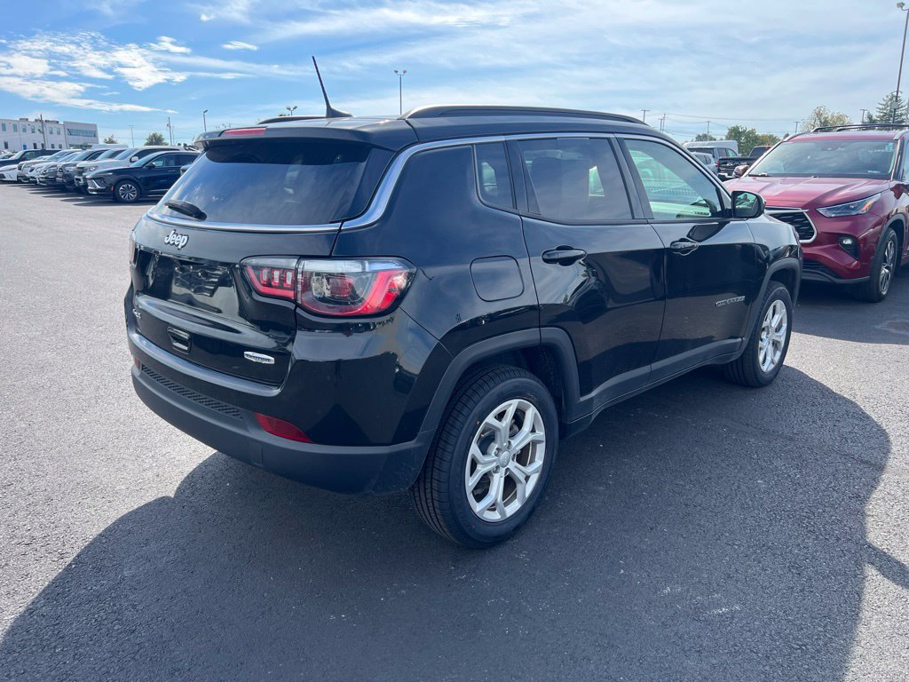 Used 2024 Jeep Compass Latitude AWD/4WD image 3