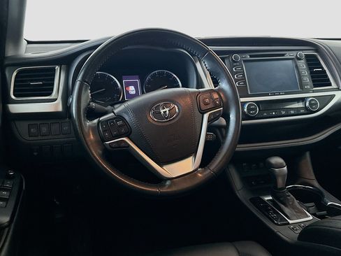Used 2019 Toyota Highlander XLE FWD image 18