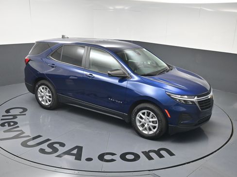 Used 2022 Chevrolet Equinox LS w/ LS Convenience Package FWD image 32