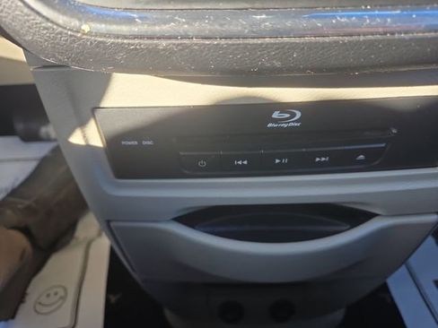 Used 2013 Chrysler Town & Country Touring-L w/ Driver Convenience Group image 33