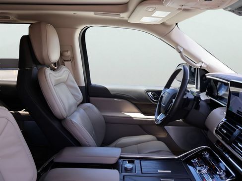 Used 2024 Lincoln Navigator Reserve AWD/4WD image 9