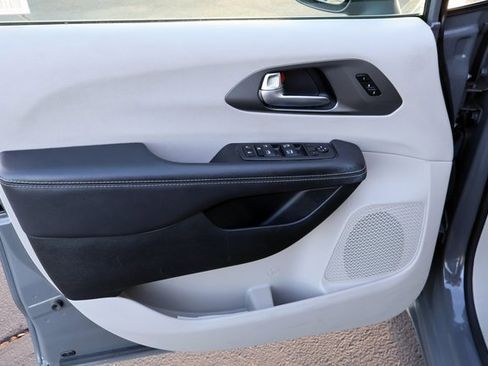 Used 2023 Chrysler Pacifica Touring-L image 25