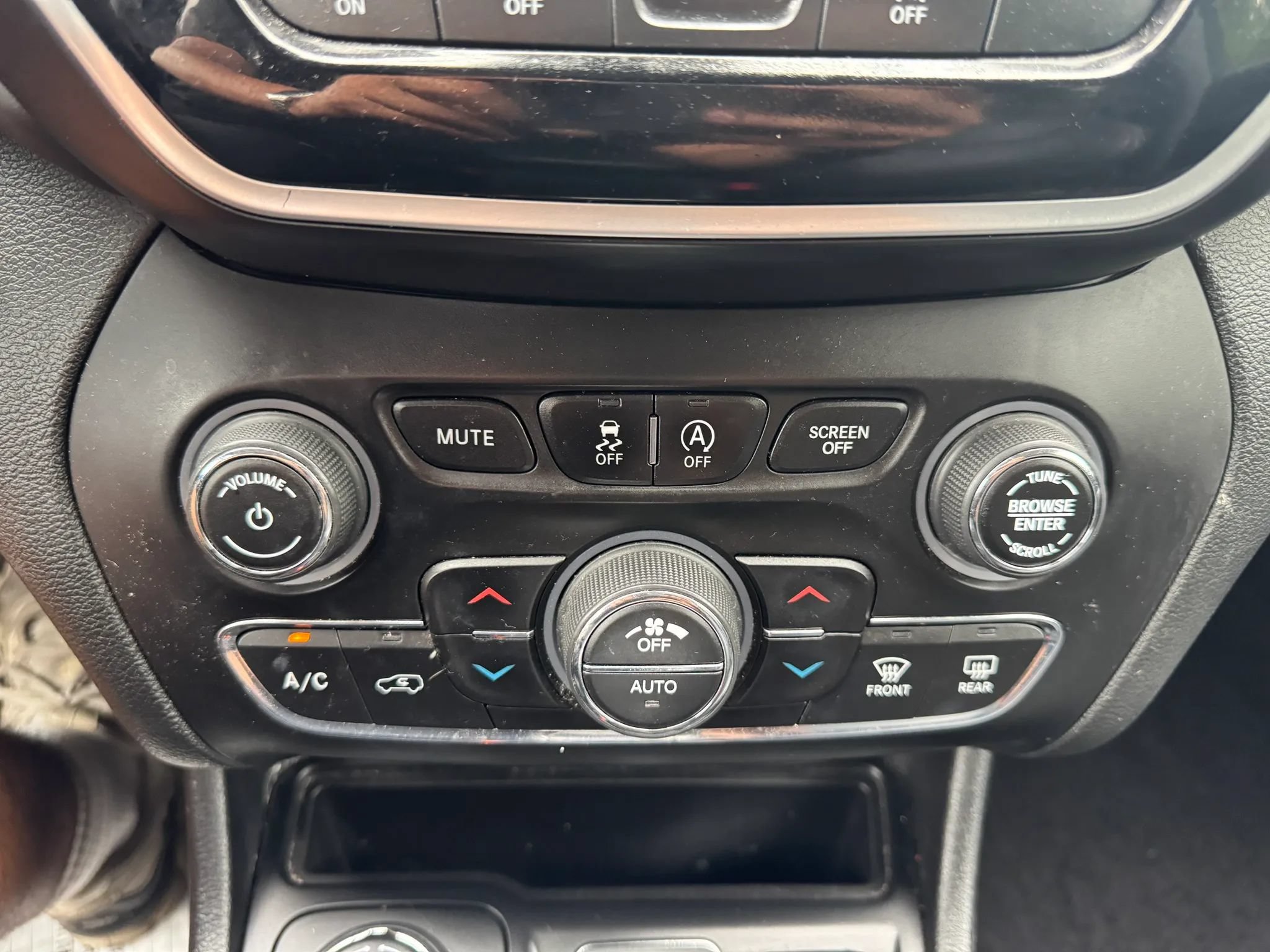 Used 2019 Jeep Cherokee Overland w/ Technology Group AWD/4WD image 16
