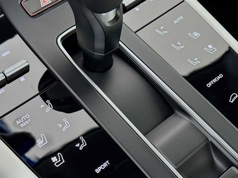 New 2026 Porsche Macan image 22