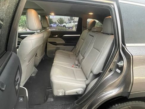 Used 2019 Toyota Highlander XLE w/ Carpet Mat Package (TMS) AWD/4WD image 28