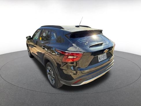 Used 2025 Chevrolet Trax LT w/ LT Convenience Package image 3