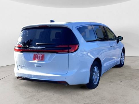 New 2026 Chrysler Pacifica Select image 6