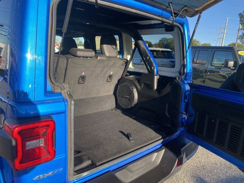 Used 2022 Jeep Wrangler Unlimited Sahara w/ Cold Weather Group image 5