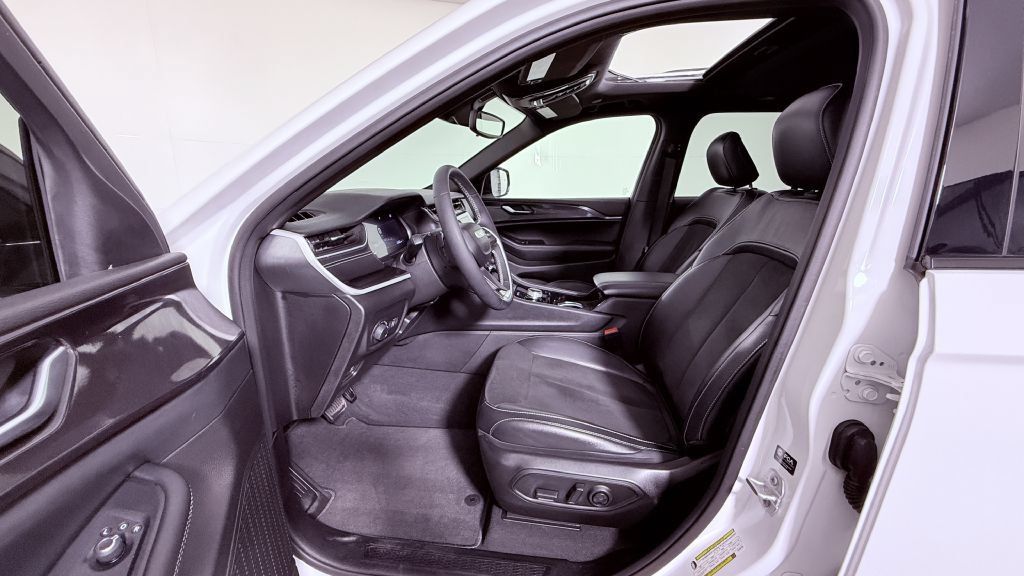 Used 2023 Jeep Grand Cherokee Altitude AWD/4WD image 8