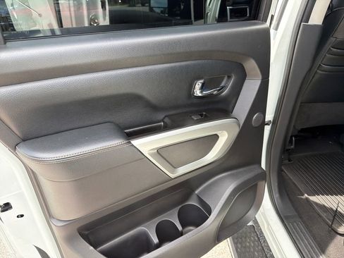 Used 2018 Nissan Titan SL AWD/4WD image 18