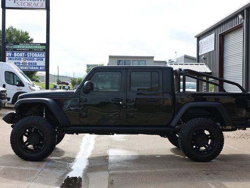 Used 2024 Jeep Gladiator Rubicon w/ Technology Group AWD/4WD image 9
