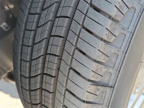 Used 2024 Nissan Frontier SV w/ SV Convenience Package image 27