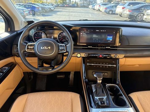 Used 2023 Kia Carnival EX image 14