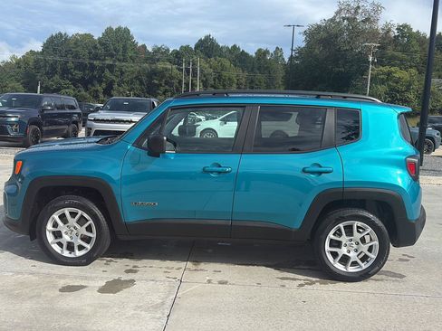 Used 2022 Jeep Renegade Latitude AWD/4WD image 6