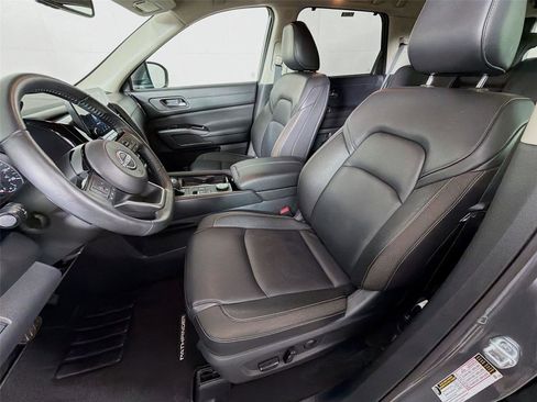 Used 2025 Nissan Pathfinder SL AWD/4WD image 11