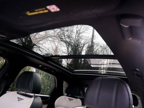 Used 2019 Bentley Bentayga image 28