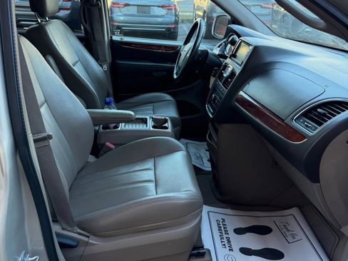 Used 2013 Chrysler Town & Country Touring image 8