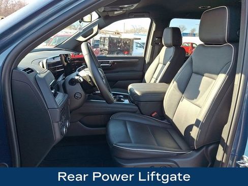 Used 2025 Chevrolet Suburban Premier image 18