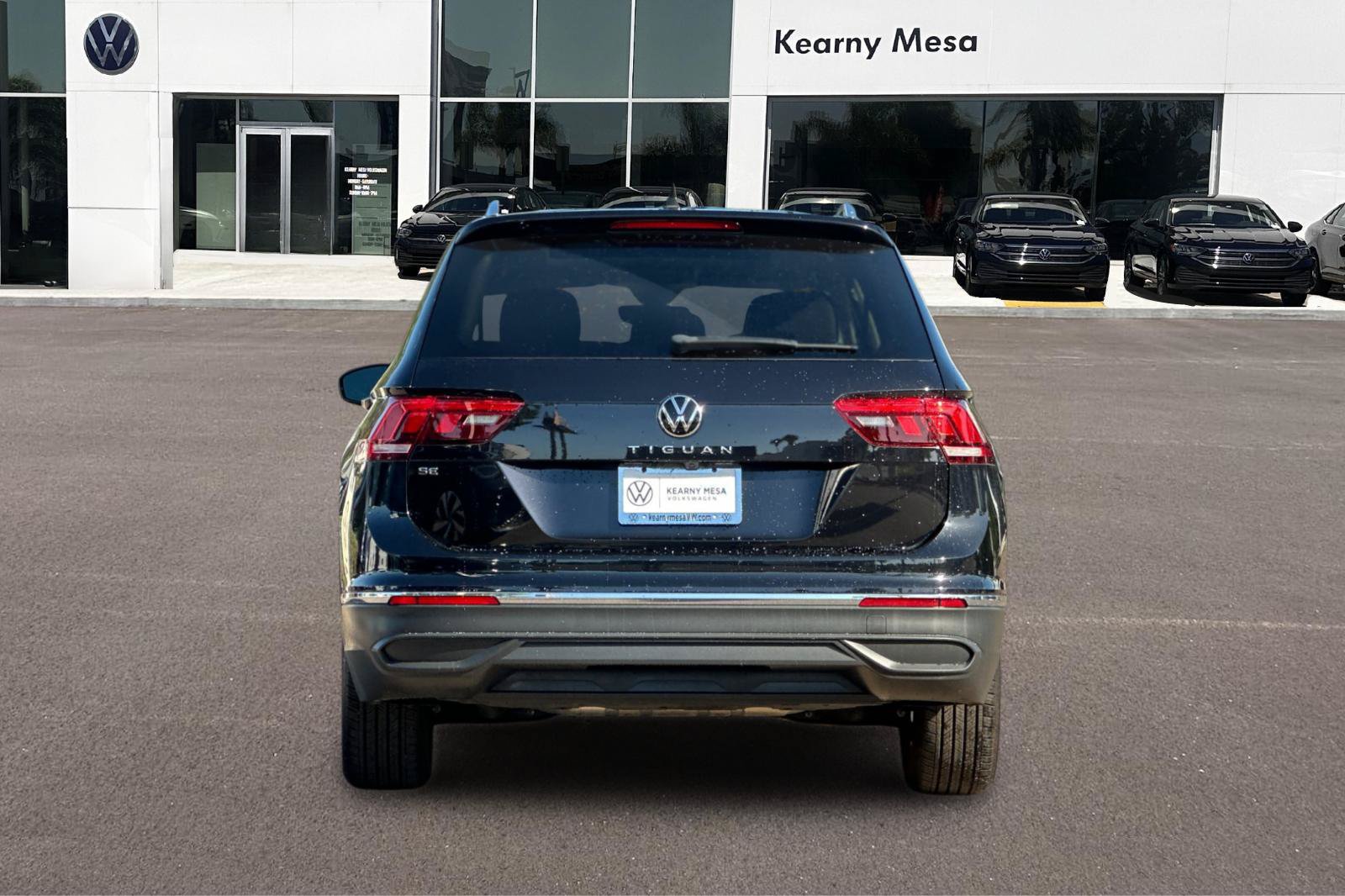 Used 2023 Volkswagen Tiguan SE w/ Panoramic Sunroof Package FWD image 5