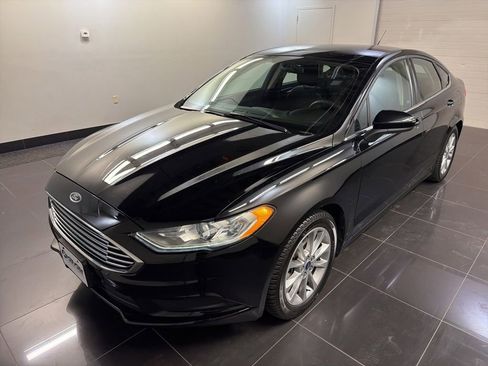 Certified 2017 Ford Fusion SE w/ Fusion SE Technology Package FWD image 3