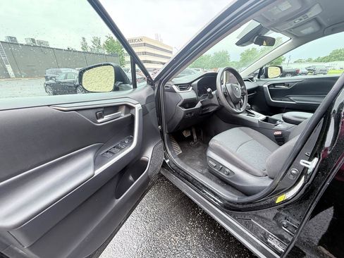 Used 2025 Toyota RAV4 XLE FWD image 9
