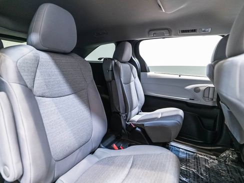 Used 2025 Toyota Sienna LE FWD image 34