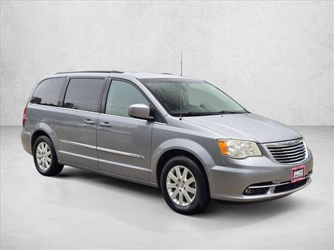 Used 2014 Chrysler Town & Country Touring FWD image 3