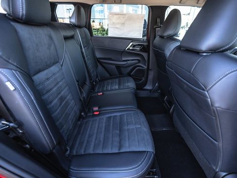 New 2025 Mitsubishi Outlander SE image 30