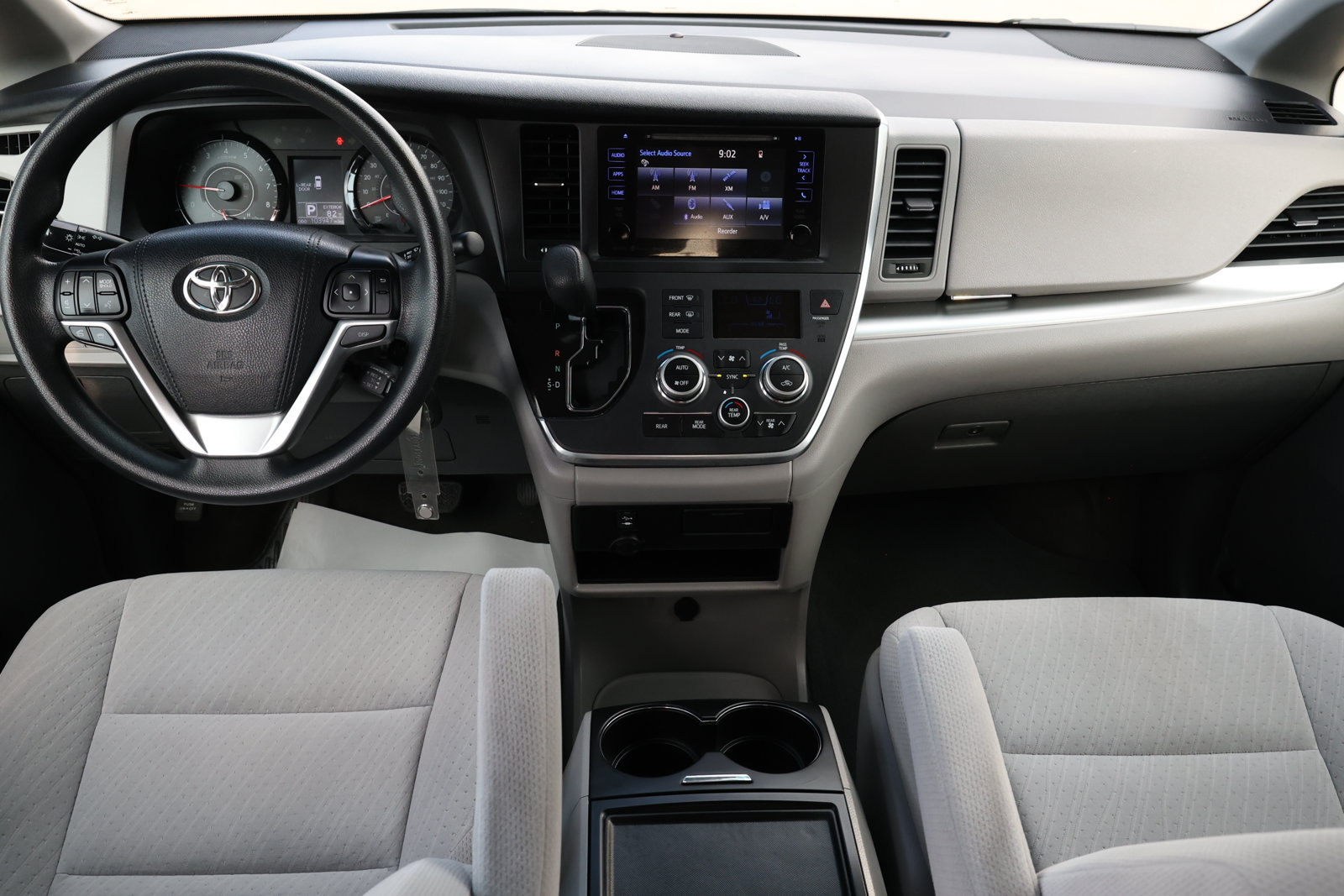 Used 2017 Toyota Sienna LE FWD image 2