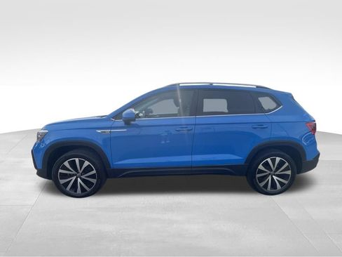 Used 2022 Volkswagen Taos SE w/ Panoramic Sunroof Package FWD image 17