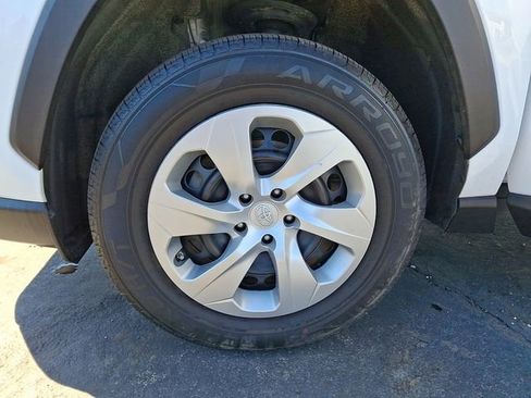 Used 2022 Toyota RAV4 LE image 10